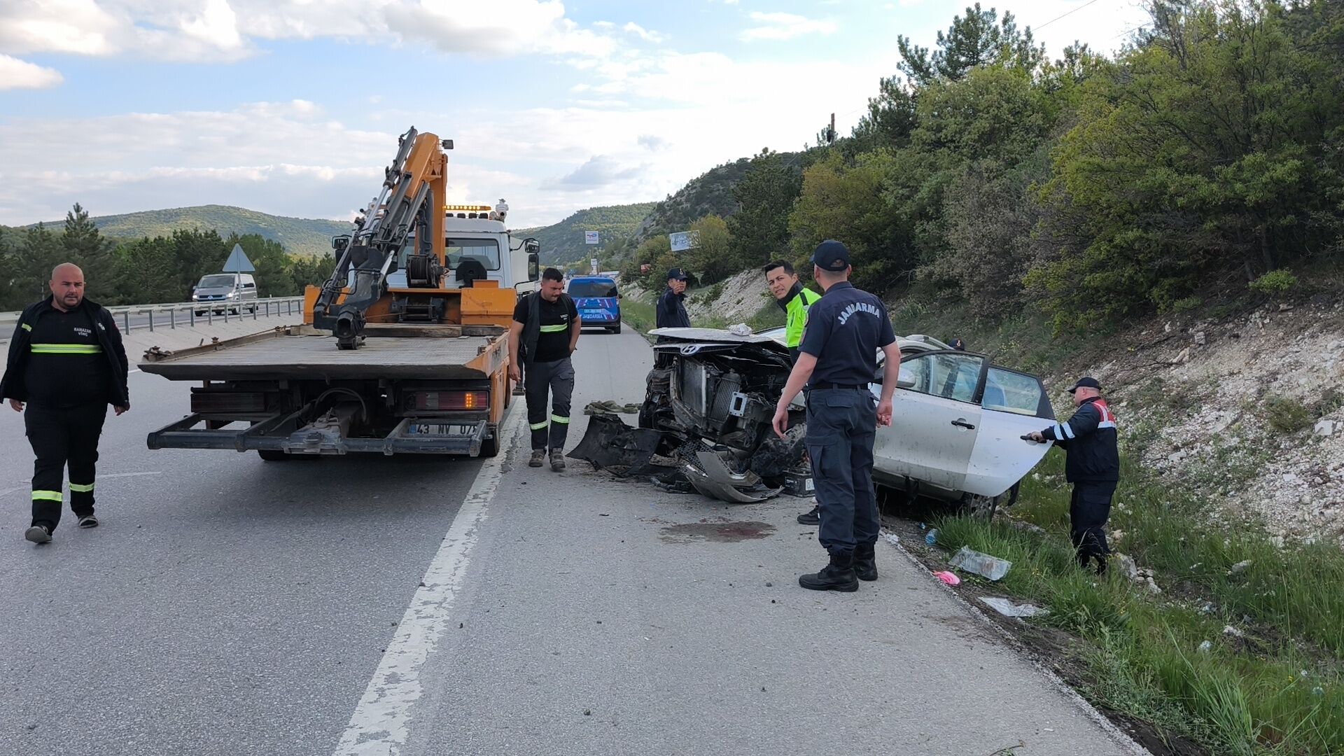 Kütahya’da Otomobil Yoldan Çıkarak Toprak Alana Çarptı (3)