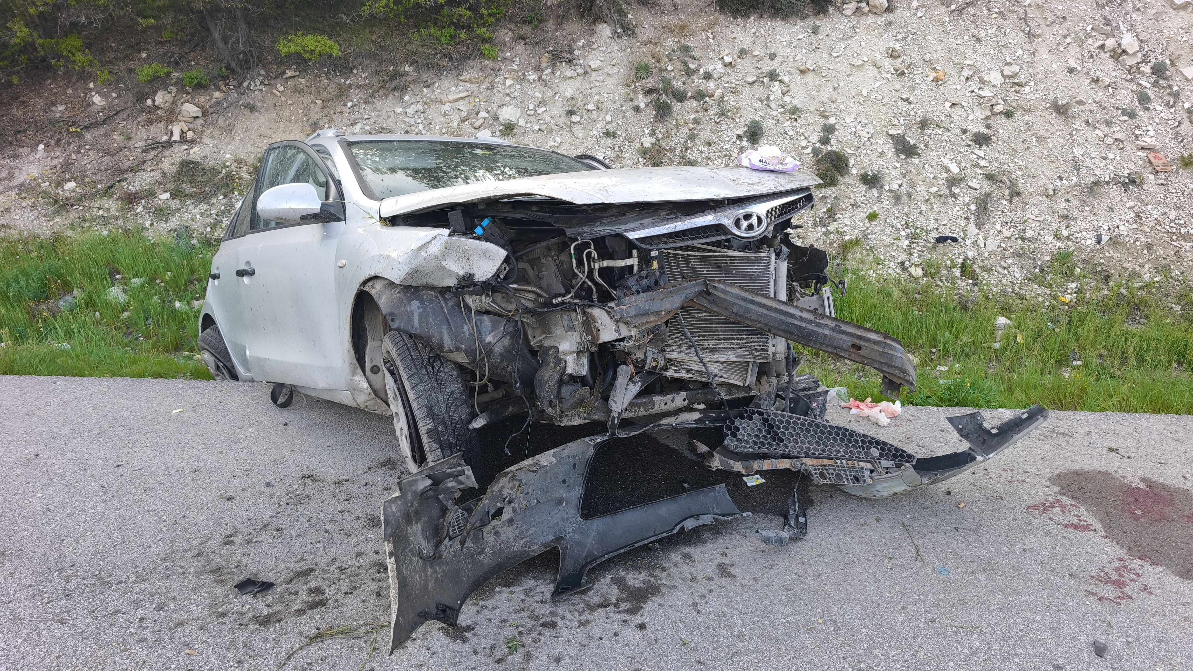 Kütahya’da Otomobil Yoldan Çıkarak Toprak Alana Çarptı (7)