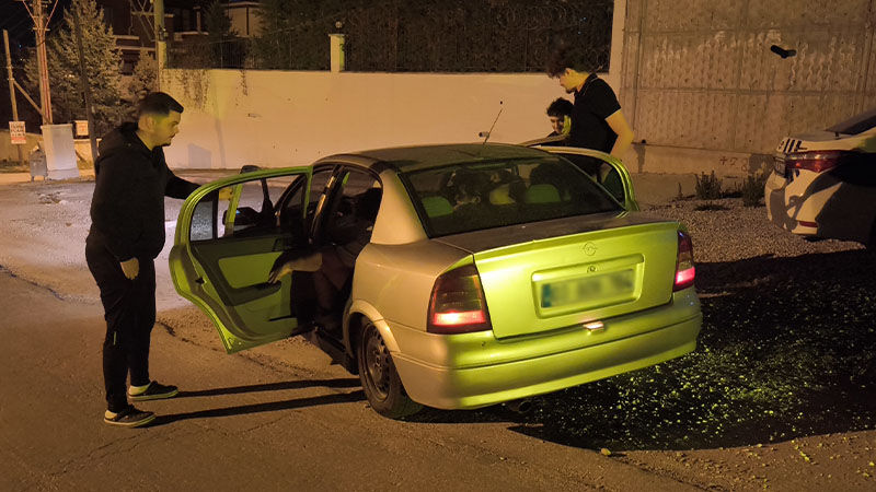 Kütahya'da Otomobilden Inenleri Görünce Polis Şok Oldu (3)