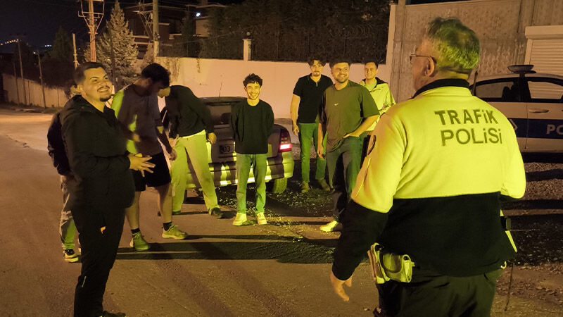 Kütahya'da Otomobilden Inenleri Görünce Polis Şok Oldu (6)