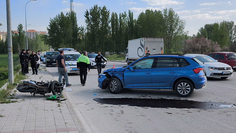Kütahya’da Otomobille Motosiklet Çarpıştı, 2 Yaralı (3)-2