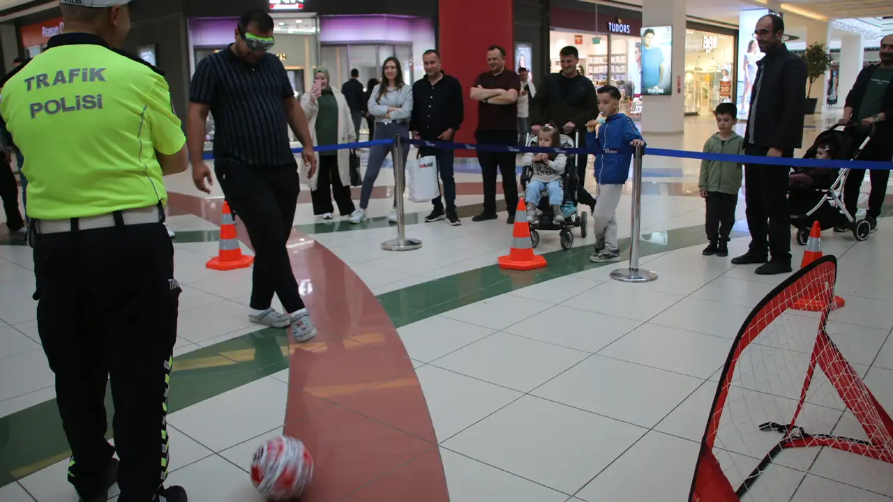 Kütahya’da Polisten, Vatandaşlara Alkol Gözlüğü Testi4