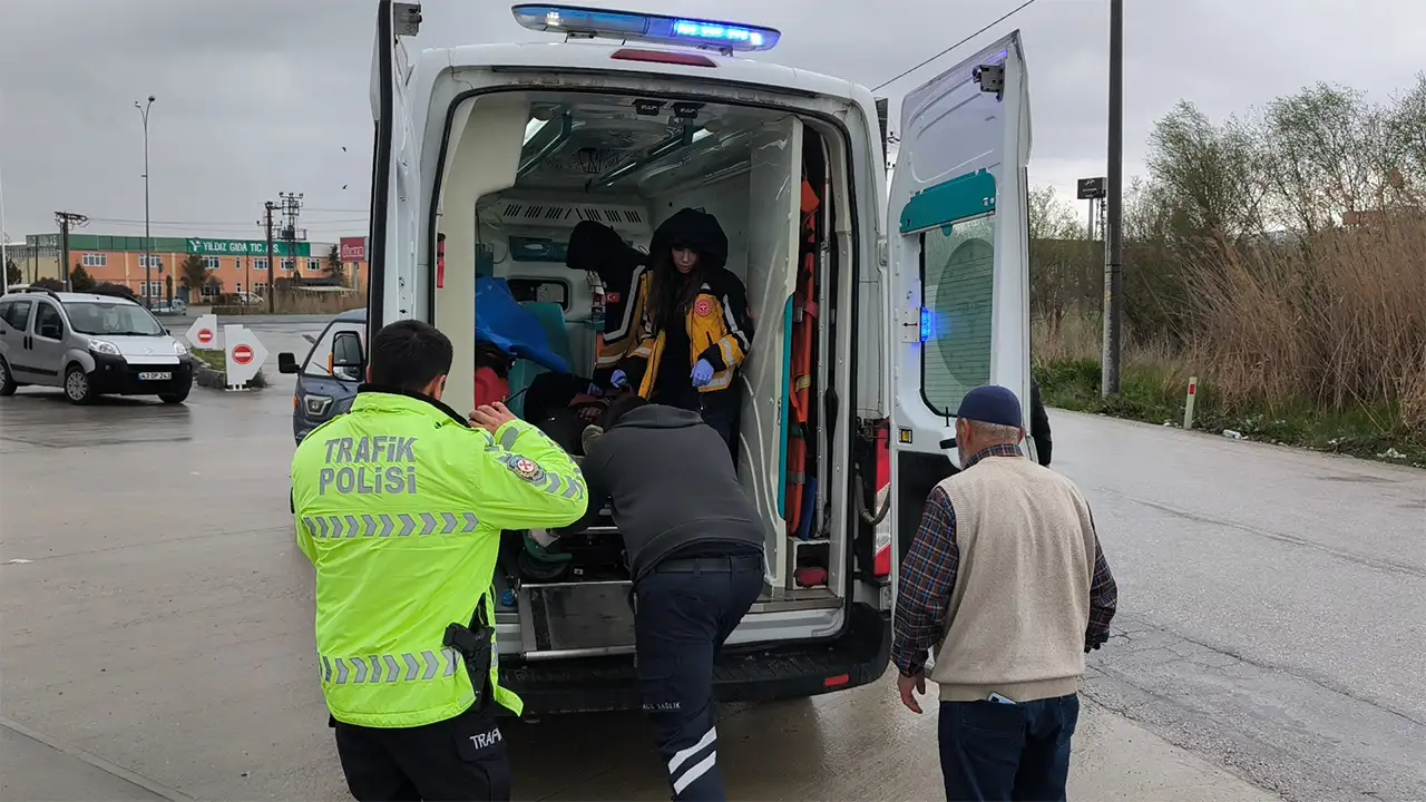 Kütahya’da Ticari Taksi Ile Elektrikli Motosiklet Çarpıştı 3
