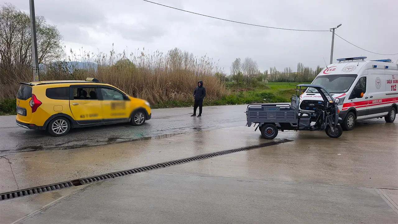 Kütahya’da Ticari Taksi Ile Elektrikli Motosiklet Çarpıştı 4