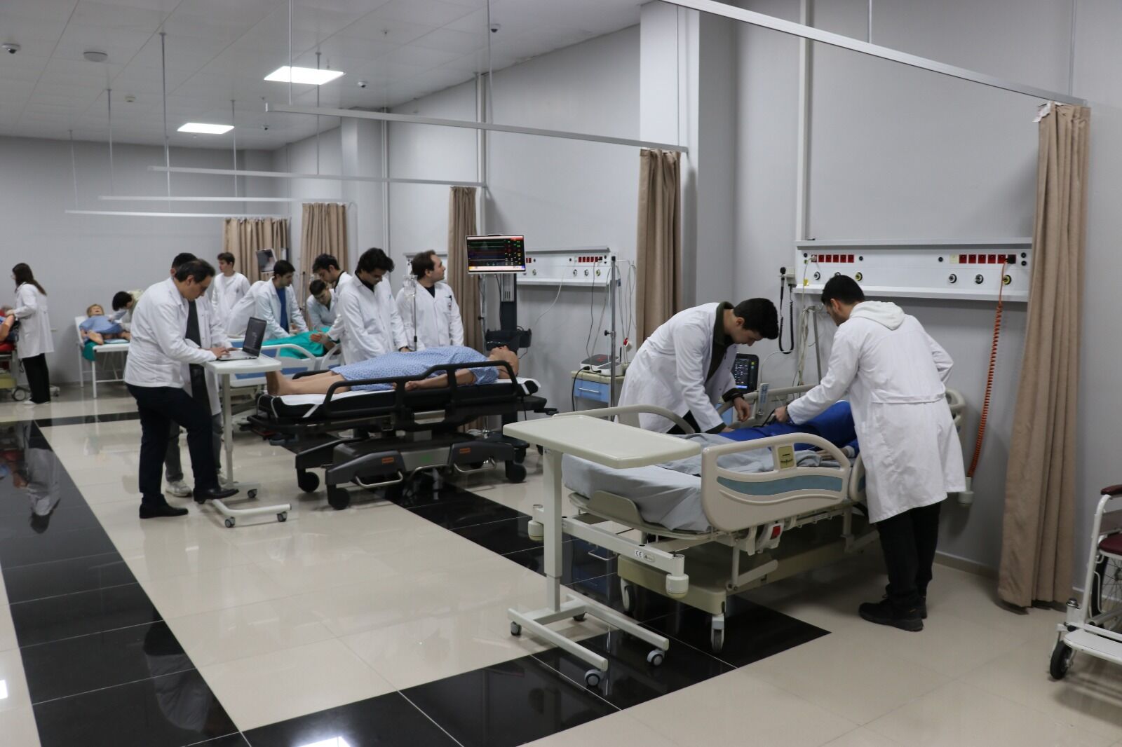 Kütahya'da Tıp Öğrencileri Simülasyon Merkezinde Doktorluğa Hazırlanıyor (13)