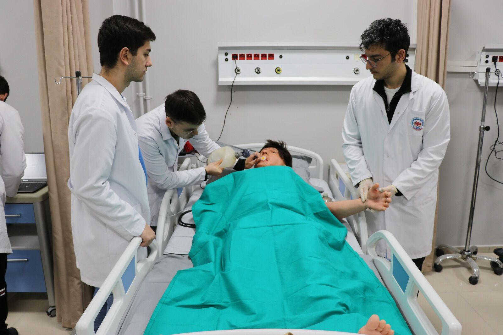 Kütahya'da Tıp Öğrencileri Simülasyon Merkezinde Doktorluğa Hazırlanıyor (3)