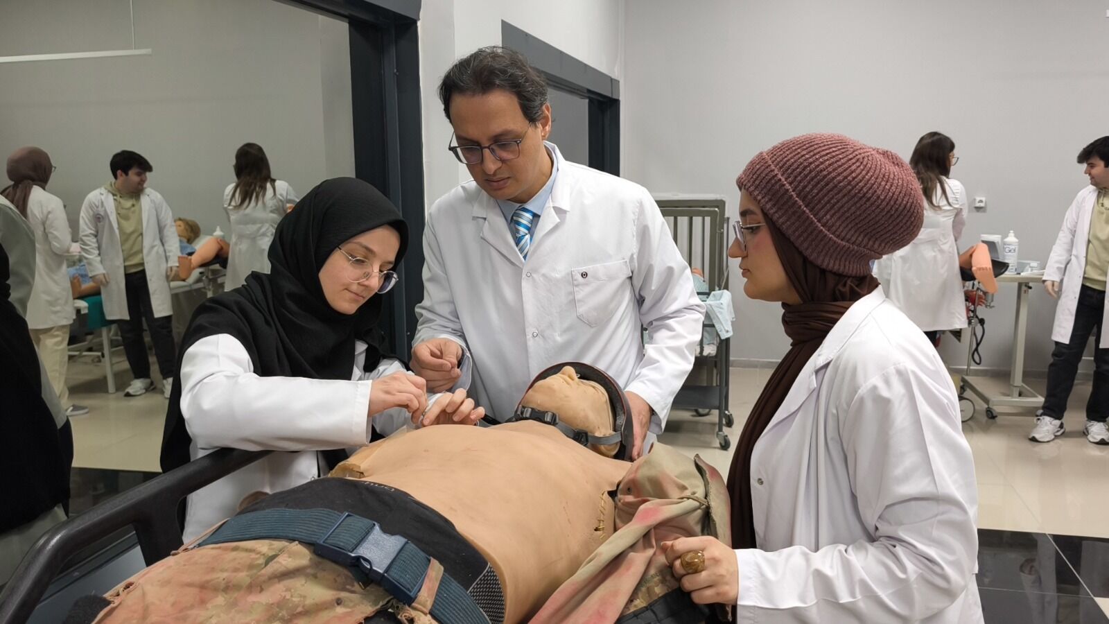 Kütahya'da Tıp Öğrencileri Simülasyon Merkezinde Doktorluğa Hazırlanıyor (7)