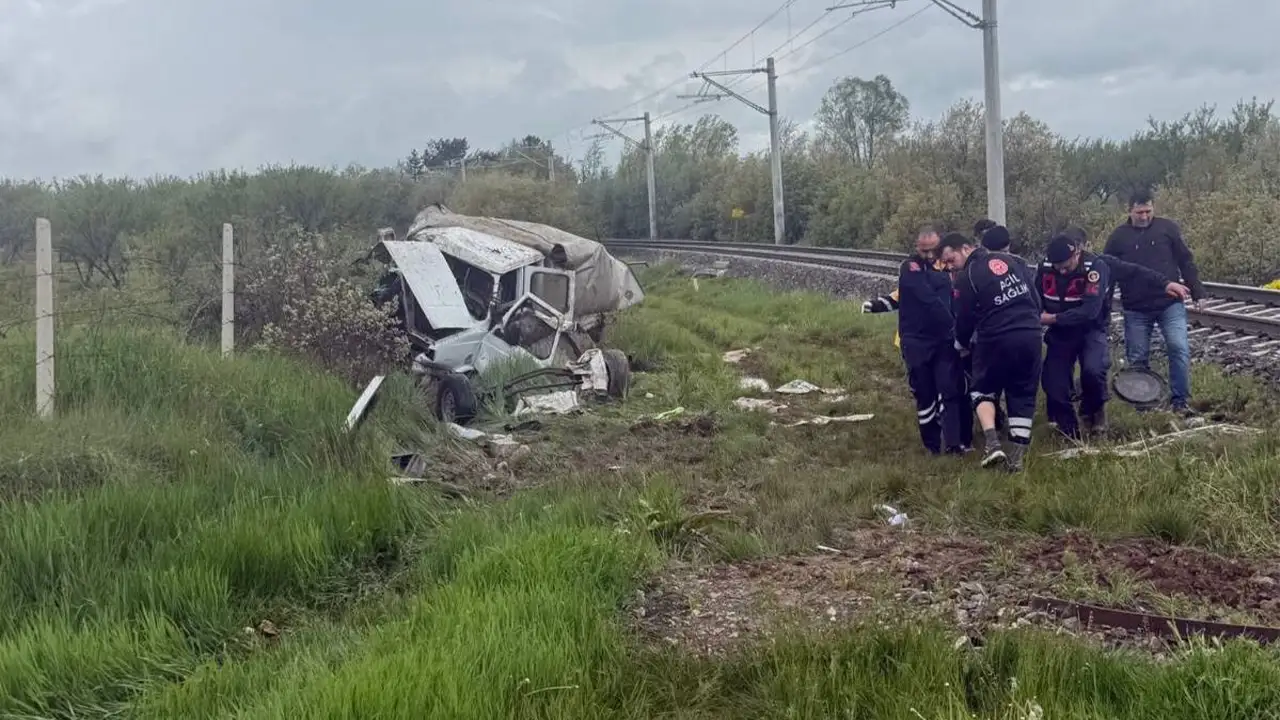 Kütahya'da Tren Kamyonete Çarptı, Ölü Ve Yaralılar Var4