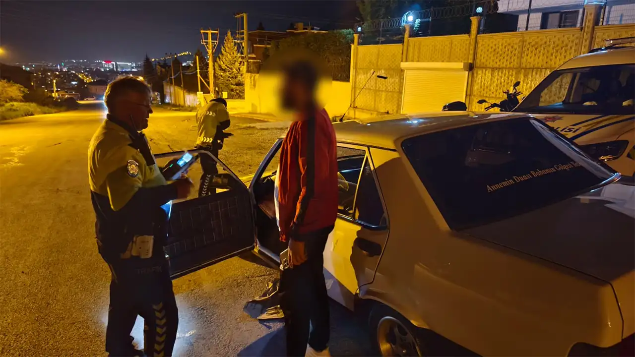 Kütahya’da Yakalanan Alkollü Sürücü Içki Içerek Ceza Tutanağını Imzaladı3