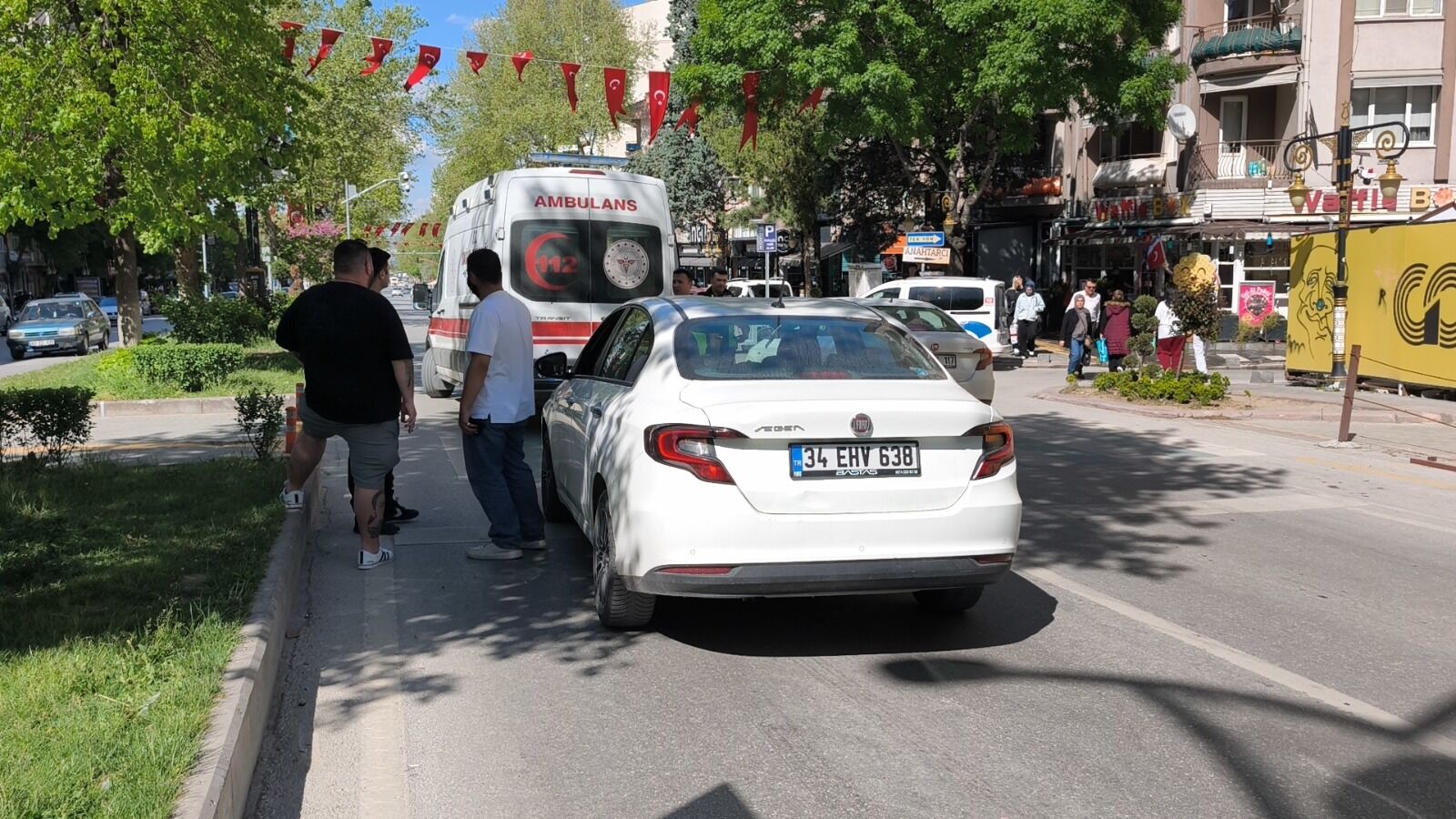 Kütahya’da Yaya Geçidinde Yayaya Yol Vermek Için Duran Otomobile, Motosikletin Çarpmasıyla Meydana Gelen Kazada Sürücü Yaralandı.
