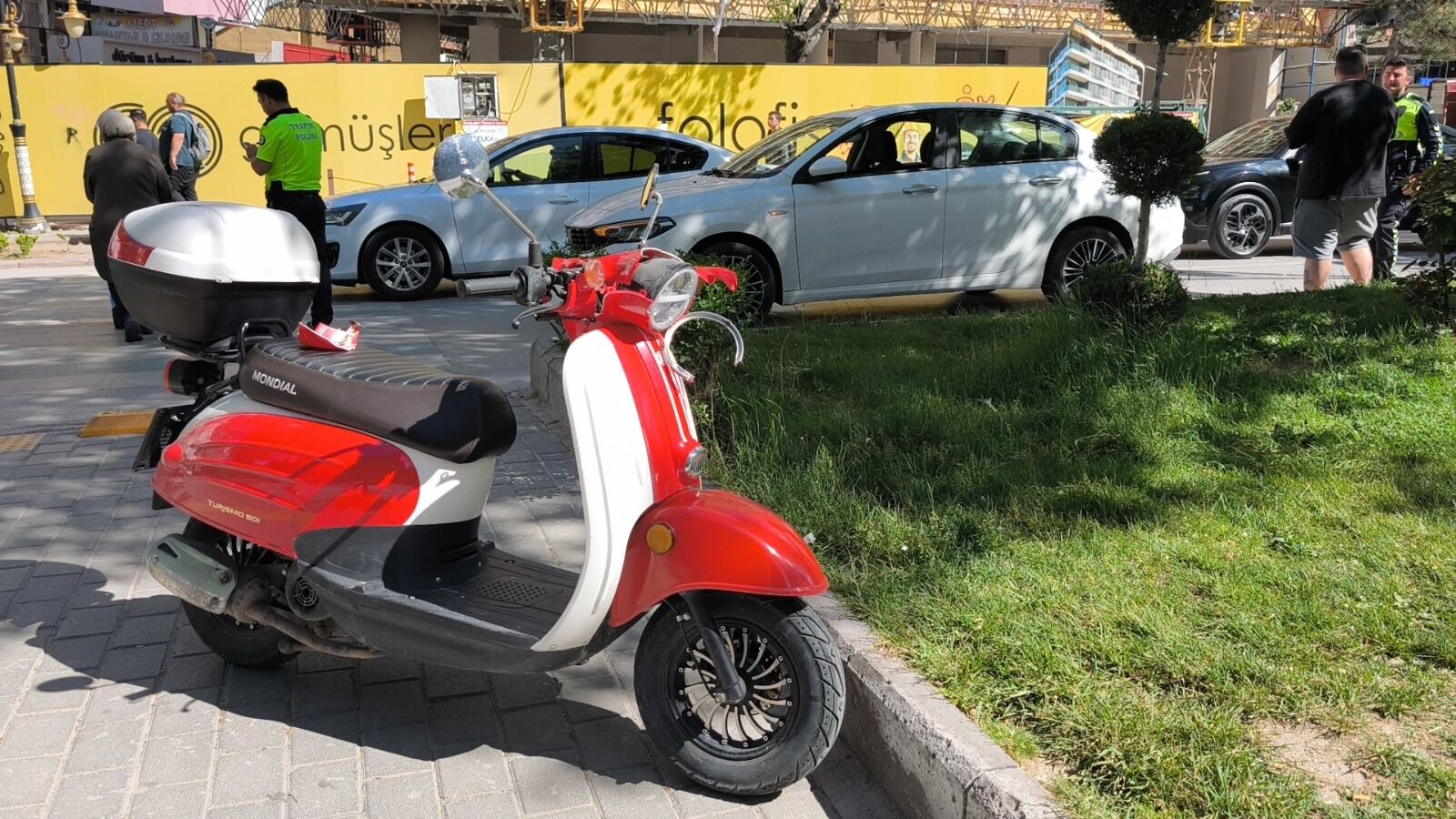Kütahya’da Yaya Geçidinde Yayaya Yol Vermek Için Duran Otomobile, Motosikletin Çarpmasıyla Meydana Gelen Kazada Sürücü Yaralandı.2