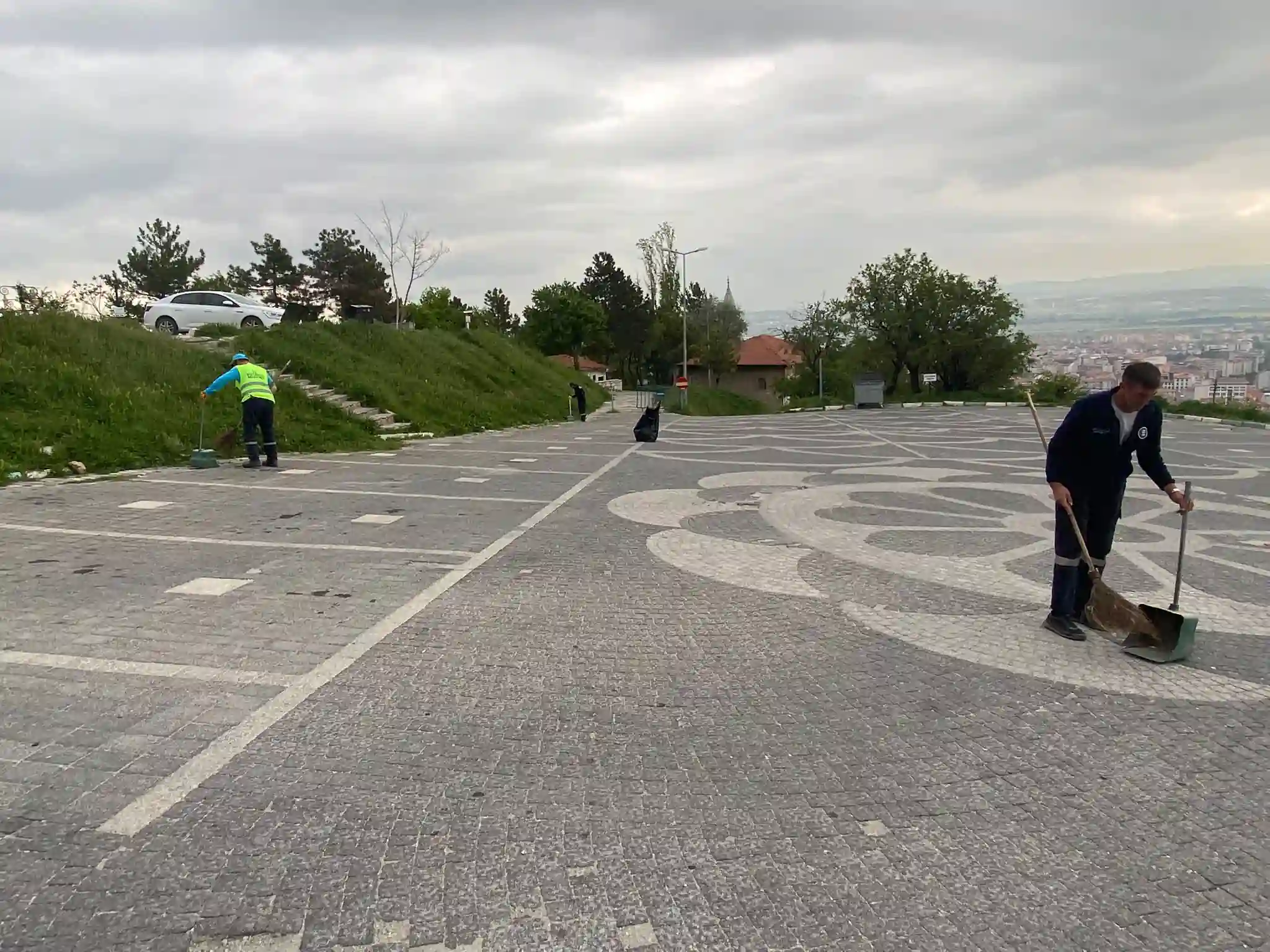 Kütahya’da Yürüyüş Yolu Ve Cami Avlusu Temizlendi