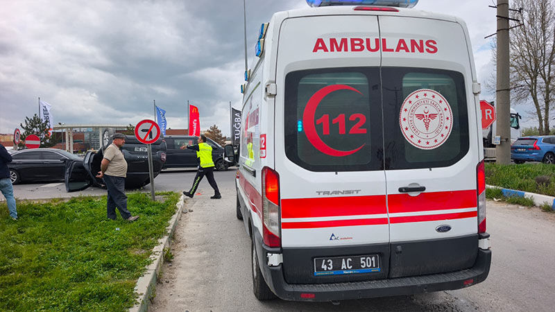 Kütahya’da Zincirleme Kazada Otomobil Takla Attı, Yaralılar Var (1)