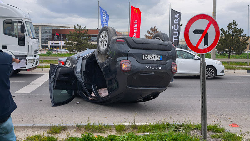 Kütahya’da Zincirleme Kazada Otomobil Takla Attı, Yaralılar Var (2)