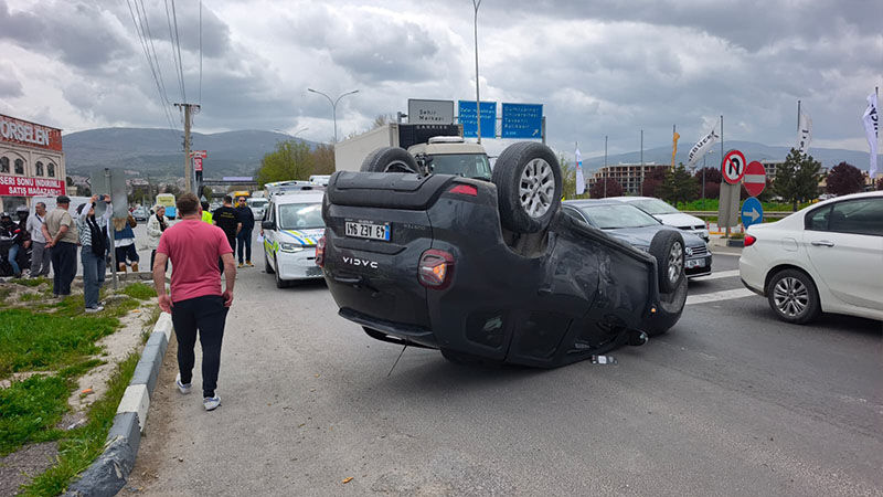 Kütahya’da Zincirleme Kazada Otomobil Takla Attı, Yaralılar Var (4)