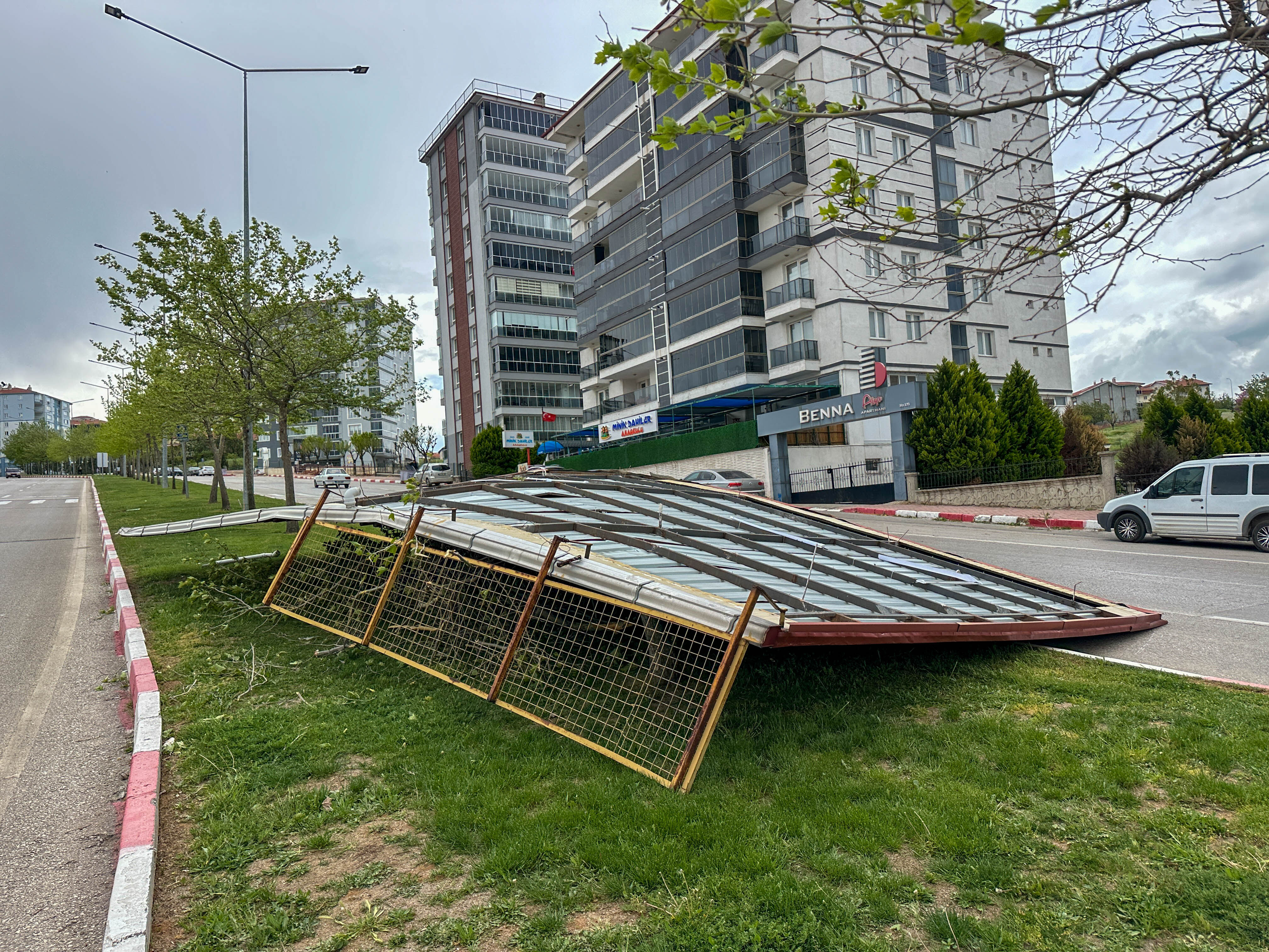 Uşak’ta Fırtına Çatıları Uçurdu (2)