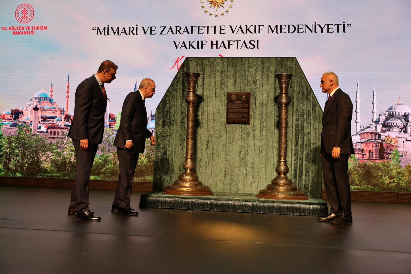 Vakıf Haftasında Tarihi Şamdan Hediyesi3