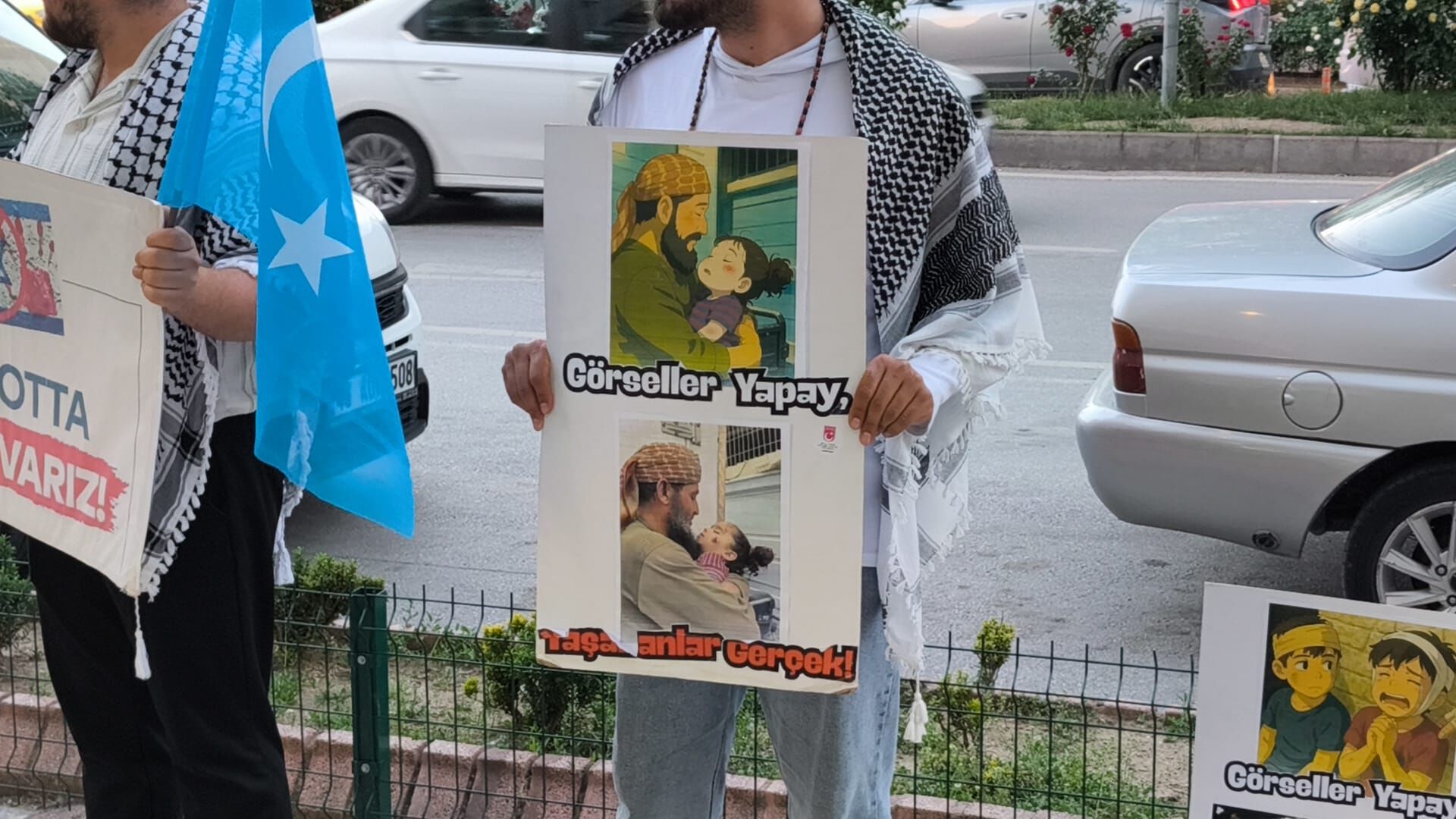 Kütahya’da yaklaşık 6 ay önce başlayan “Burger King’i boykot” eyleminde 24. hafta geride kaldı. Her pazar günü şehir merkezindeki Burger King şubesi önünde bir araya gelen vatandaşlar, İsrail’e destek veren firmayı protesto etti. “Vicdanına ses ver”, “N