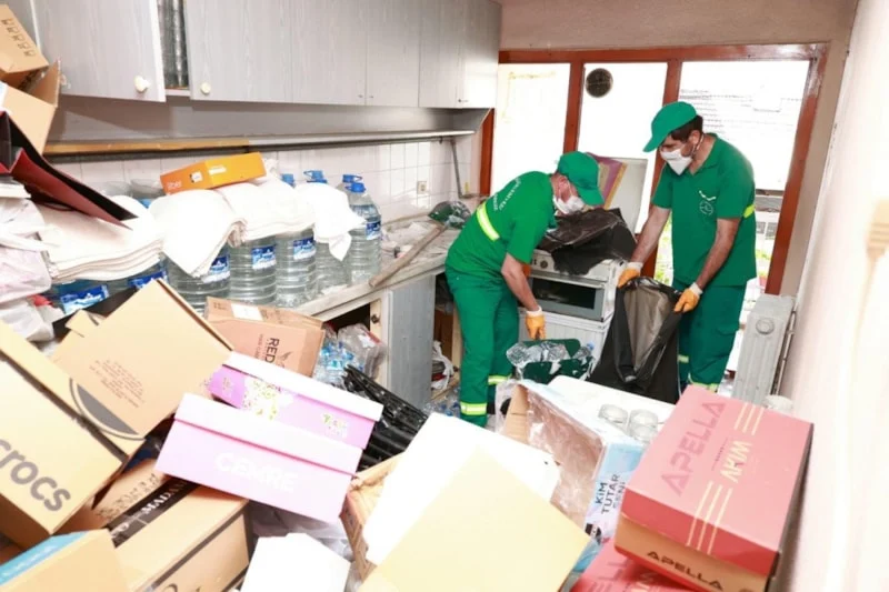 Bursa'da Çöp Eve Müdahale 20 Ton Atık Çıkarıldı1