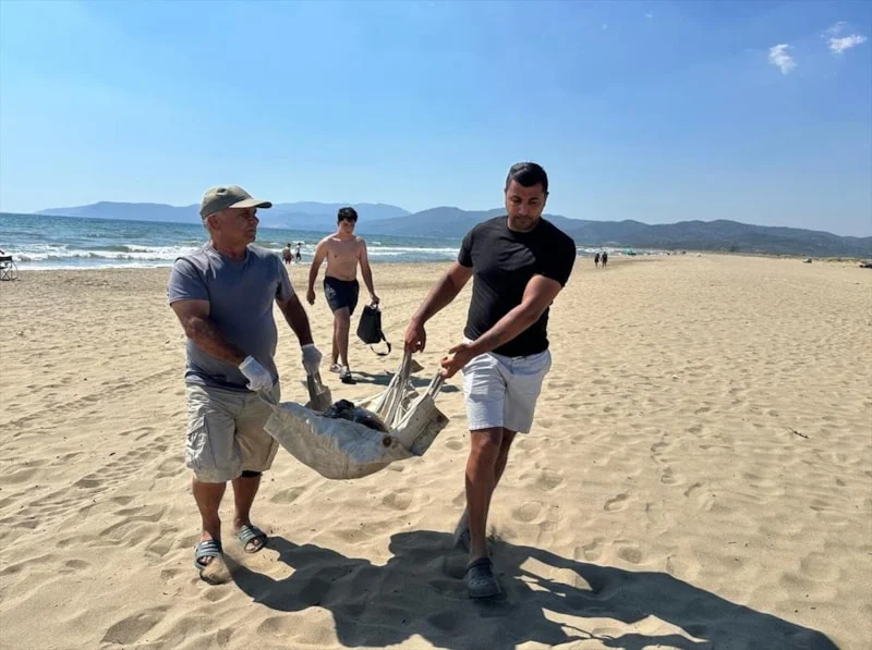 İzmir'de Ölü Deniz Kaplumbağası Sahile Vurdu