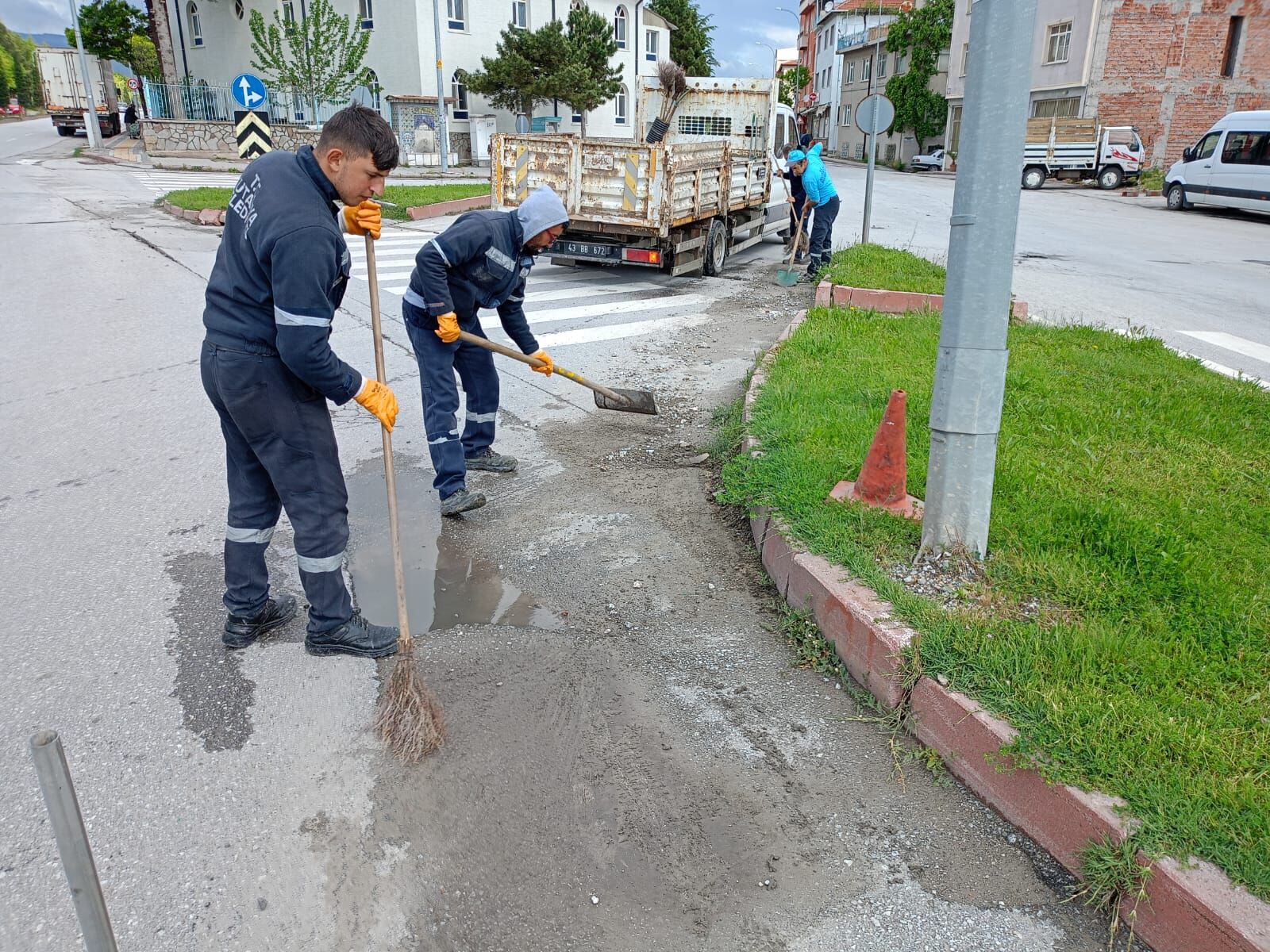 Kütahya Bahçelievler Cami I Kavşağında Mil Temizliği (4)