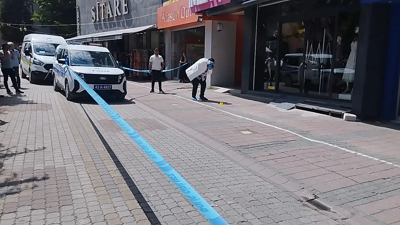 Kütahya Bir Garip Olay, Tabancayla Eline Sıktı3