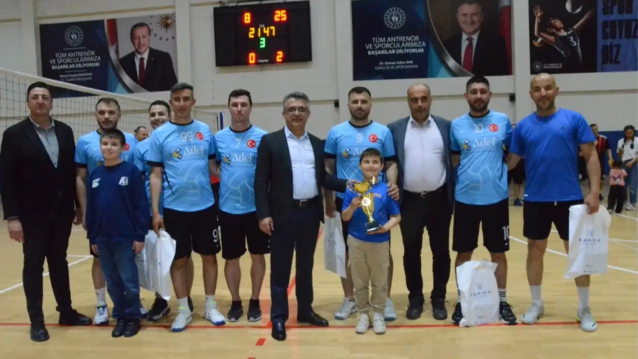 Kütahya Tavşanlı’da Kurumlar Arası Voleybol Turnuvası Tamamlandı 1