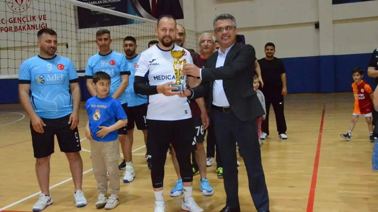 Kütahya Tavşanlı’da Kurumlar Arası Voleybol Turnuvası Tamamlandı 2