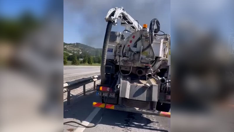 Kütahya’da Alev Alan Kargo Aracına Vidanjörlü Müdahale (2)