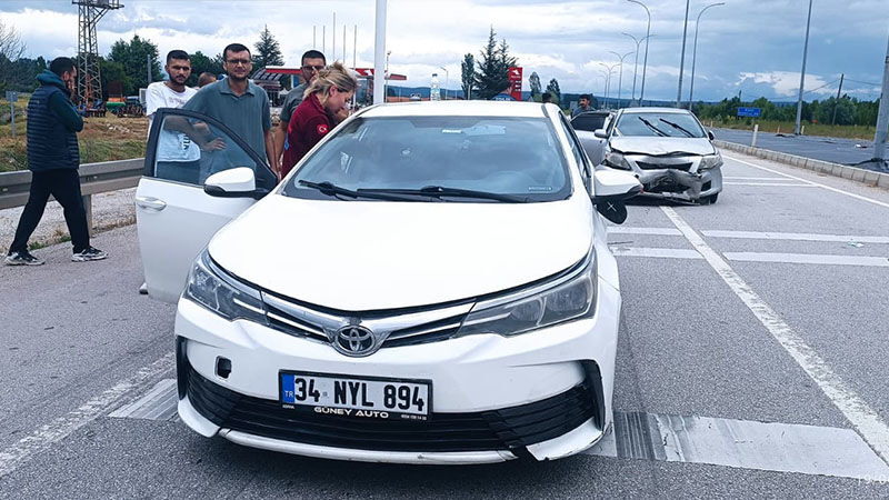 Kütahya’da Aynı Kavşakta Yine Kaza, Yaralılar Var (4)