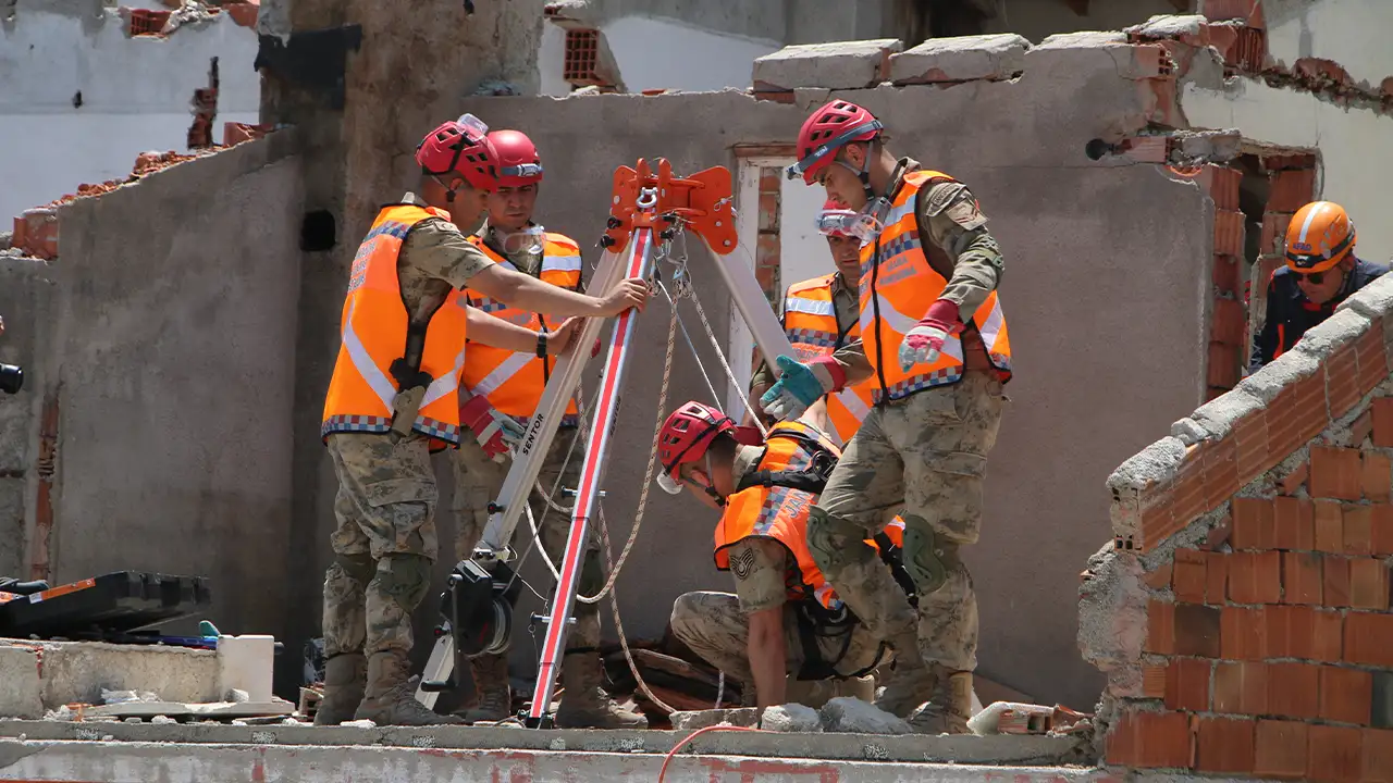Kütahya’da Deprem Tatbikatı Gerçeğini Aratmadı11