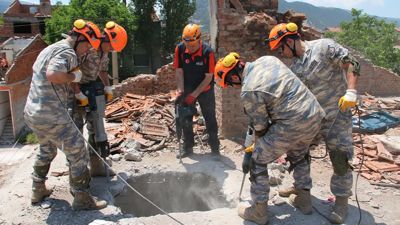 Kütahya’da Deprem Tatbikatı Gerçeğini Aratmadı8