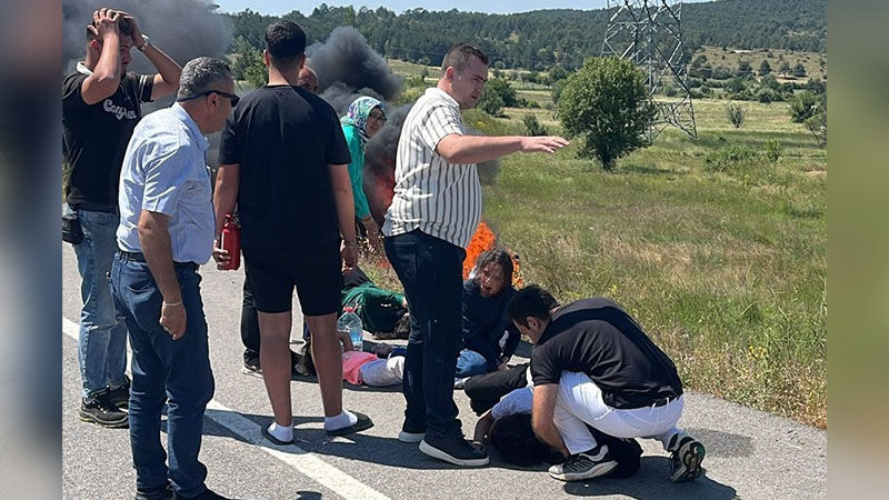 Kütahya’da Devrilen Otomobil Alev Topuna Döndü, Yaralılar Var (3)