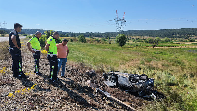 Kütahya’da Devrilen Otomobil Alev Topuna Döndü, Yaralılar Var (4)