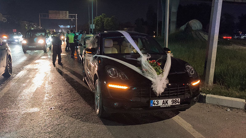 Kütahya'da Duramayan Toros, Lüks Gelin Arabasına Çarptı (4)