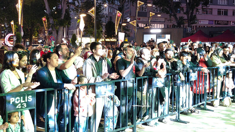Kütahya’da Germiyan Festivali’nde “Alpler” Konseri Coşkusu (5)