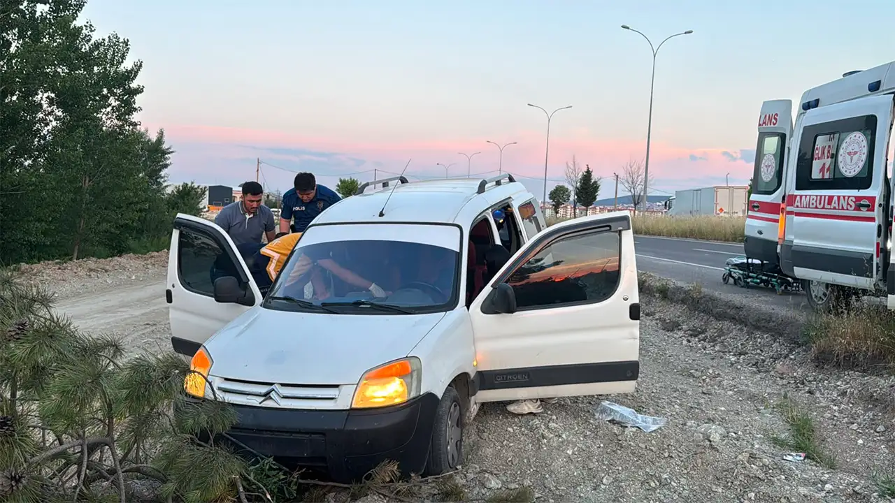 Kütahya’da Hafif Ticari Araç Ağaca Çarptı, Sürücü Yaralı2