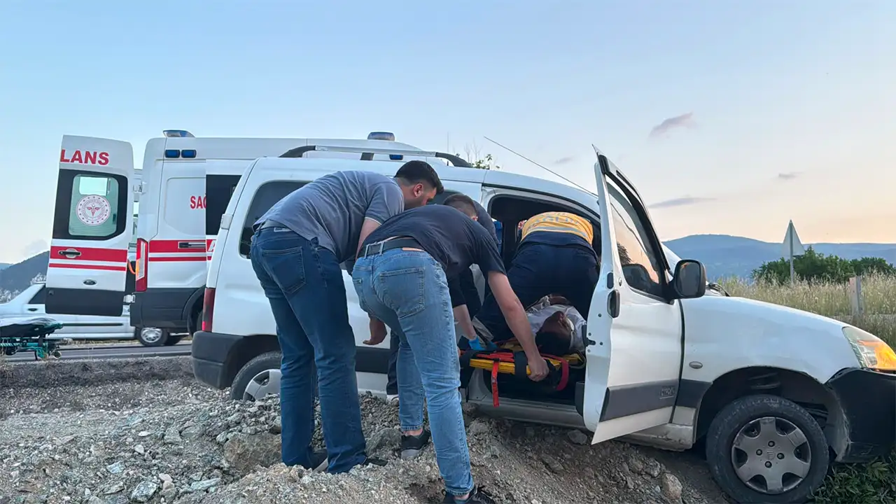 Kütahya’da Hafif Ticari Araç Ağaca Çarptı, Sürücü Yaralı4