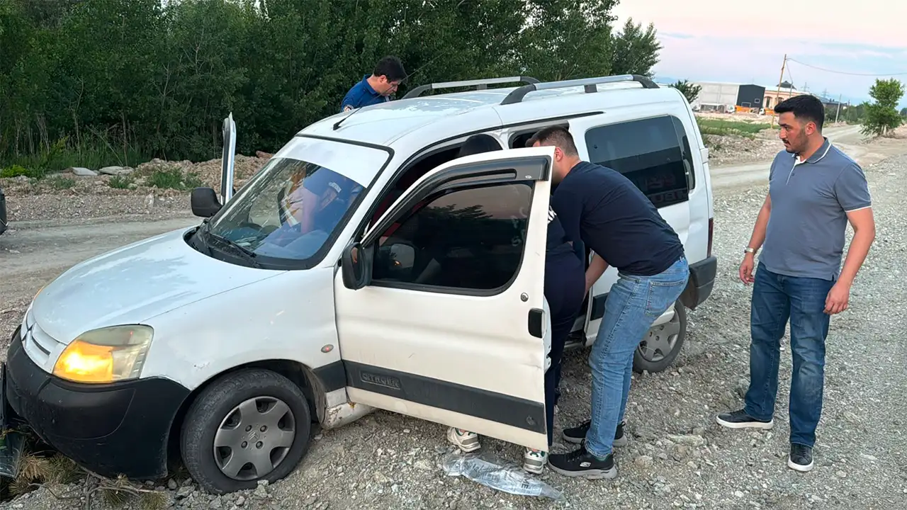 Kütahya’da Hafif Ticari Araç Ağaca Çarptı, Sürücü Yaralı5