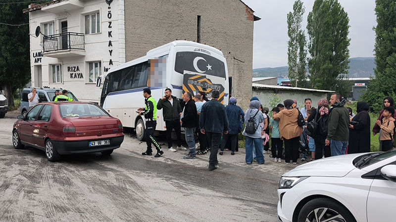 Kütahya’da Işçi Servisi Öğrenci Servisiyle Çarpıştı, 2 Yaralı (3)
