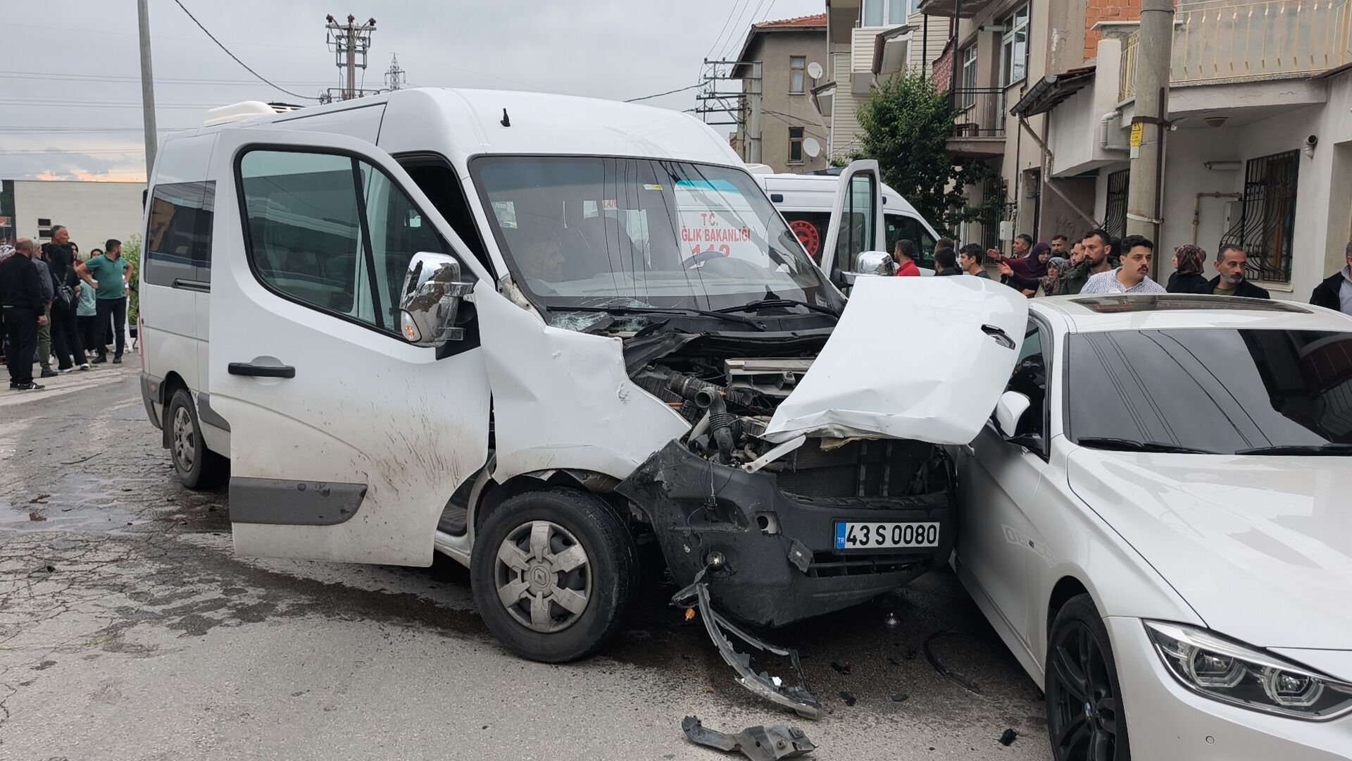 Kütahya’da Işçi Servisi Öğrenci Servisiyle Çarpıştı, 2 Yaralı (4)