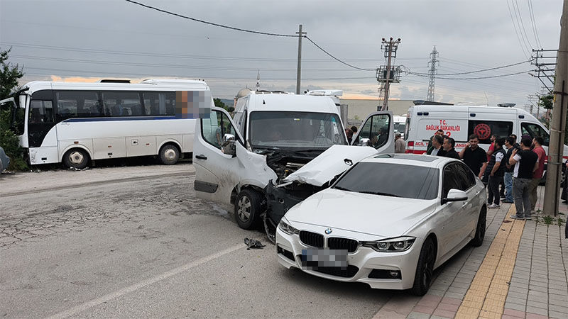 Kütahya’da Işçi Servisi Öğrenci Servisiyle Çarpıştı, 2 Yaralı (5)