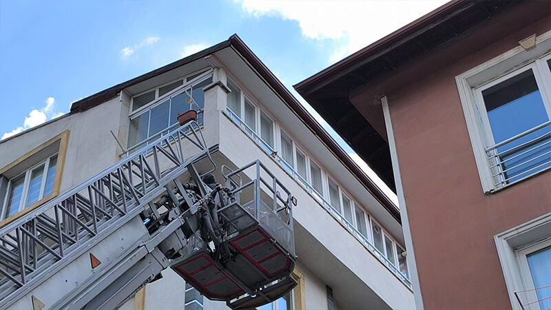 Kütahya’da Itfaiyeden Çatıda Mahsur Kalan Kedi Operasyonu (2)