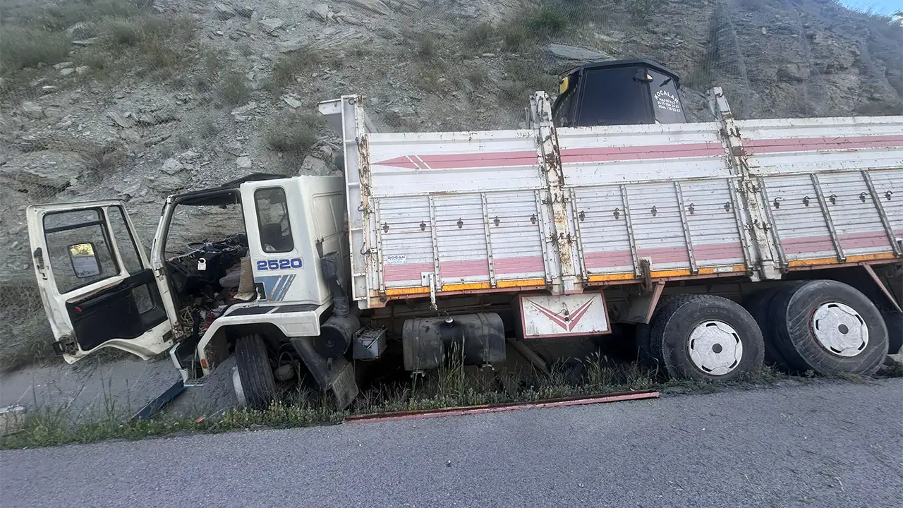 Kütahya’da Kamyon Kayalıklara Çarptı, 2 Yaralı3