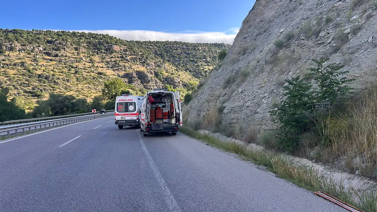 Kütahya’da Kamyon Kayalıklara Çarptı, 2 Yaralı4
