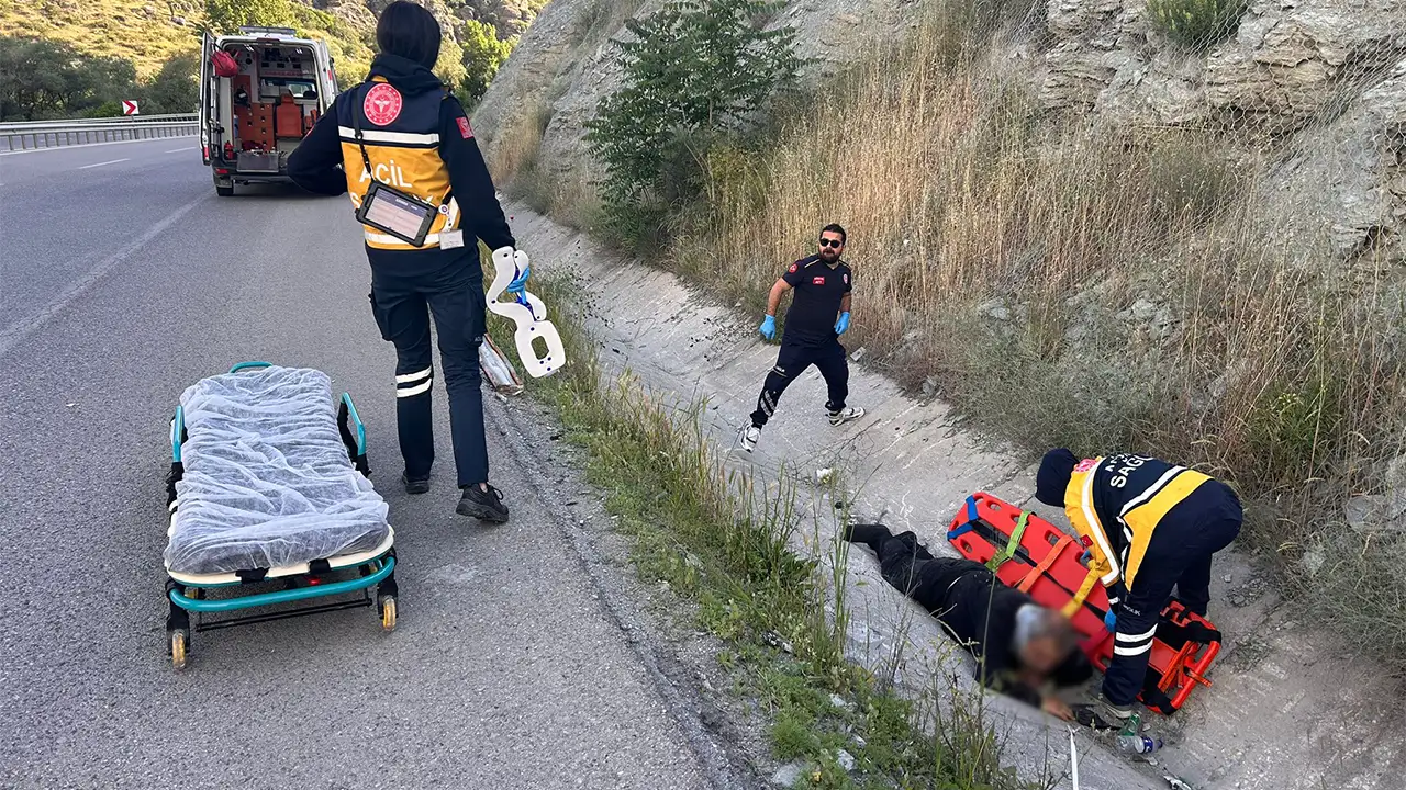 Kütahya’da Kamyon Kayalıklara Çarptı, 2 Yaralı5