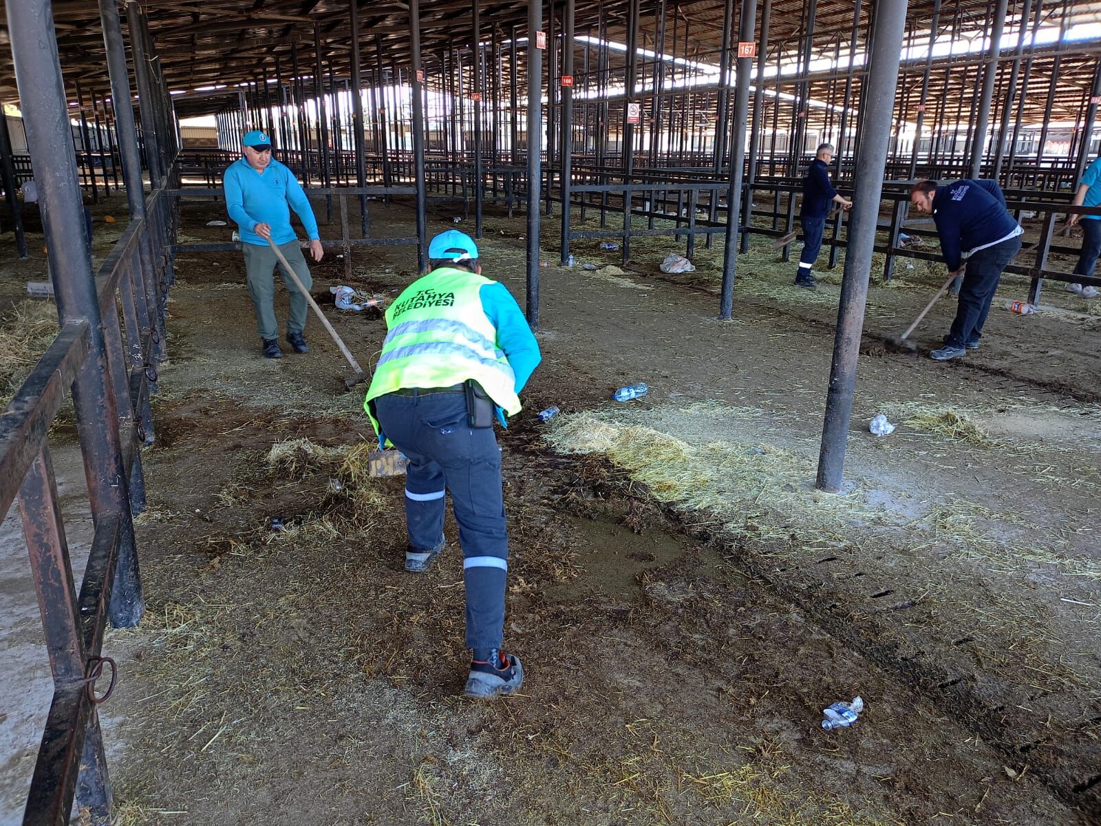 Kütahya'da Kurban Bayramı Sonrası Hayvan Pazarı Temizliği (2)