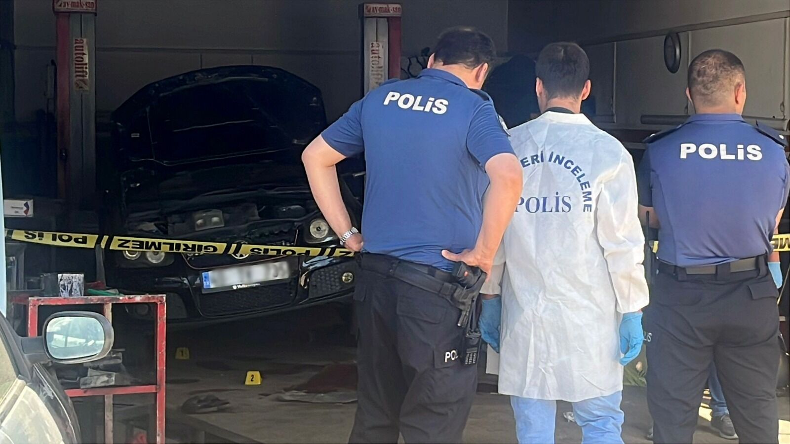 Kütahya'da Liftten Düşen Otomobilin Altında Kalan Tamirci Öldü (2)-1