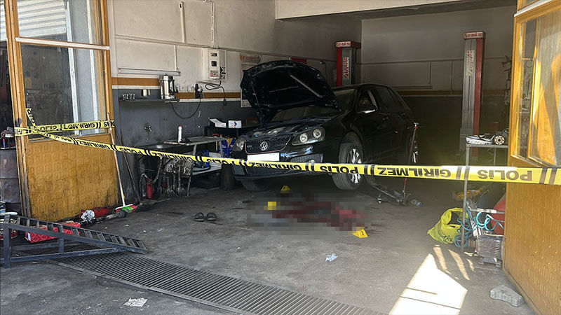 Kütahya'da Liftten Düşen Otomobilin Altında Kalan Tamirci Öldü (3)-1