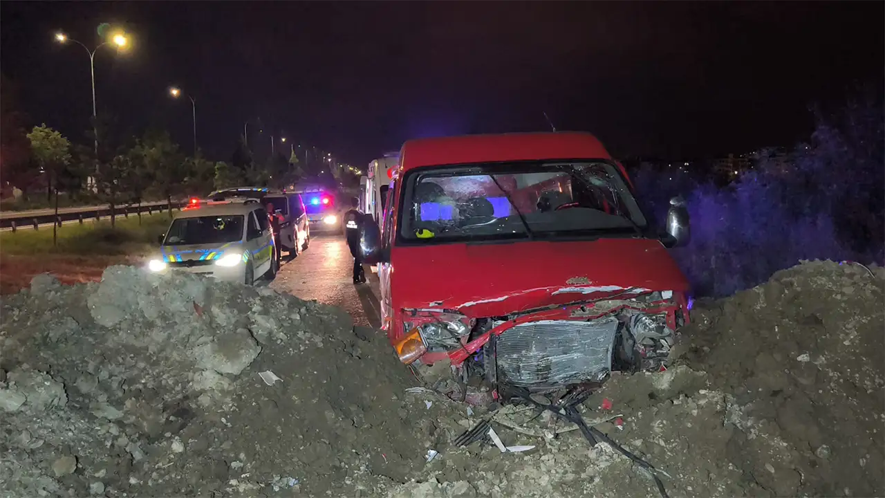 Kütahya’da Minibüs Toprak Yığınına Çarptı, Yaralılar Var4